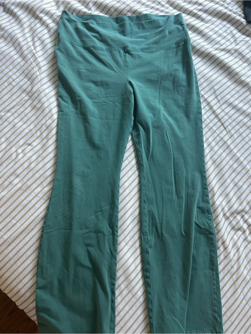 Aritzia TNA Chill Atmosphere Flare leggings